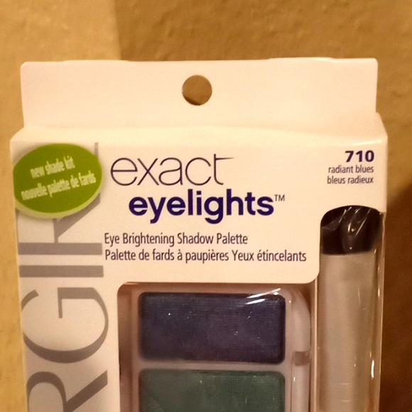 Covergirl Exact Eyelights Radiant Blues #710 Eyeshadow Palette ๐จ - Picture 5 of 10